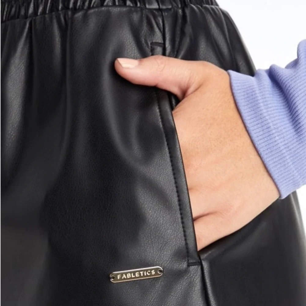 Fabletics NWT Black Vegan Leather High-Waisted Shorts w/ Pockets Size XS